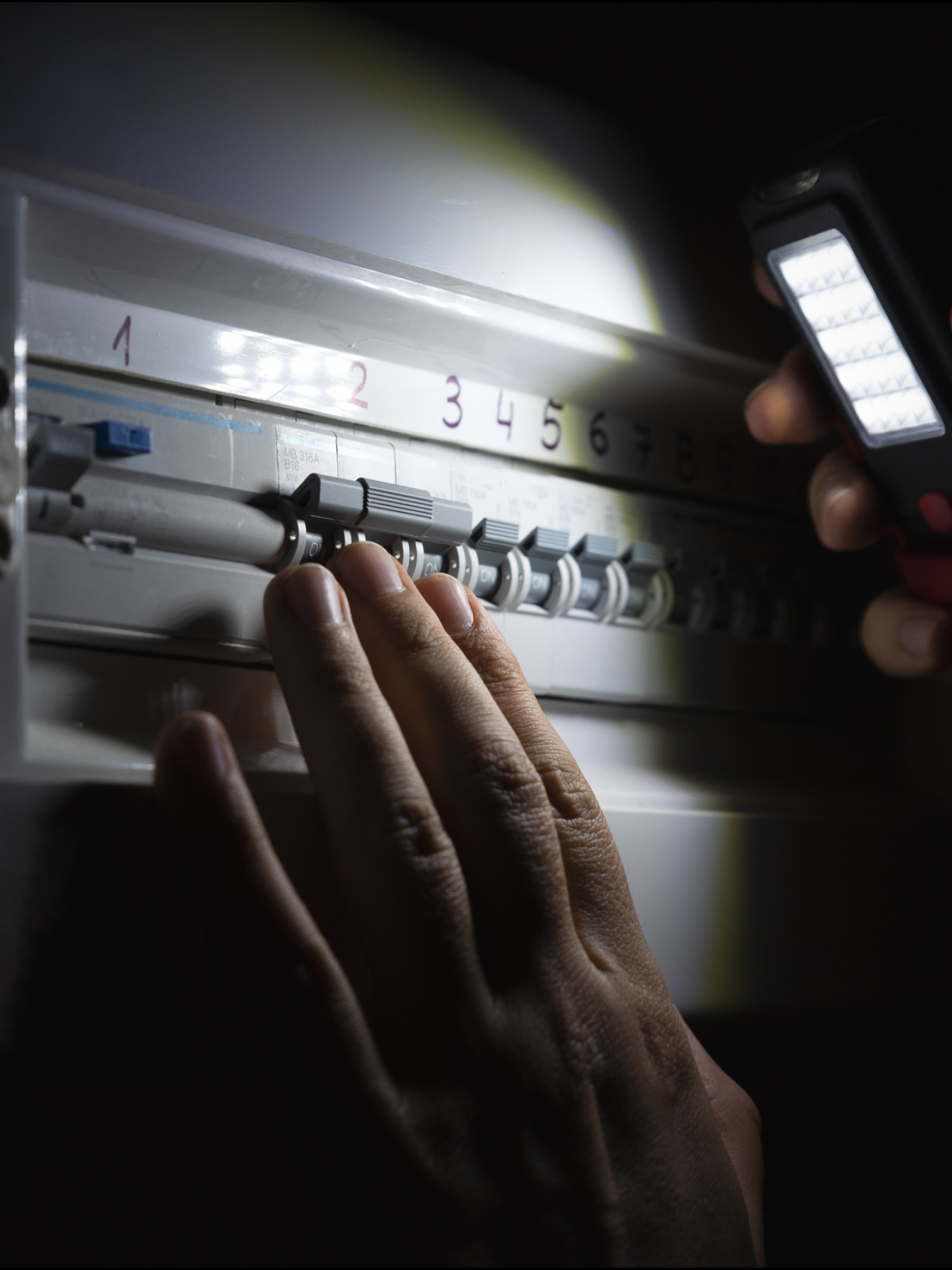 What happens during power outs? – NetSolar solar FAQ illustration